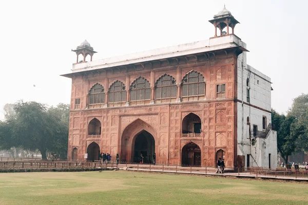 Yeni Delhi, Hindistan - 4 Ocak 2020: Turistler binaların keyfini çıkarıyorlar