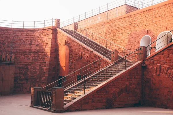 Staircase inside the Red Fort in Delhi India, leading up to the — Stock Photo, Image