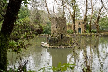 Pena Sarayı 'ndaki bir kuleye ya da kaleye benzeyen antik ördek evleri. 