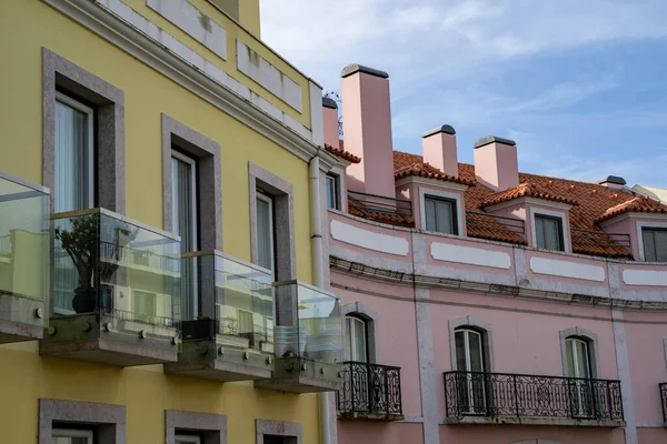 Typowe fasady budynków w dzielnicy Alfama w Lizbonie, Portugalia, — Zdjęcie stockowe