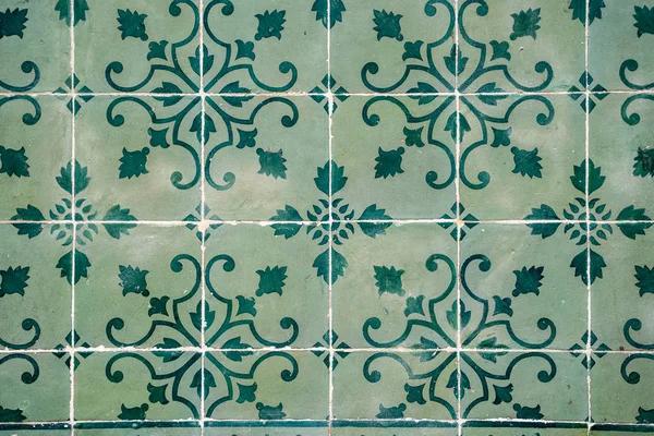 Bir b üzerinde geleneksel süslemeli Portekiz dekoratif fayansları (azulejos)