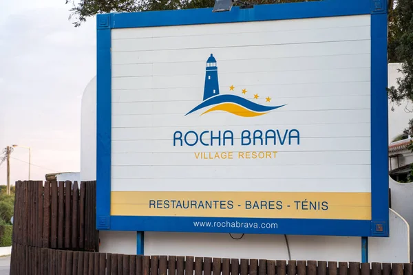 Carvoeiro, Portugal - 21 de enero de 2020: Firma para la Rocha Brava — Foto de Stock
