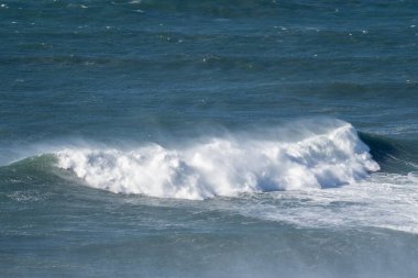 Na 'da Praia do Norte sahilinde dalgalar kopuyor.