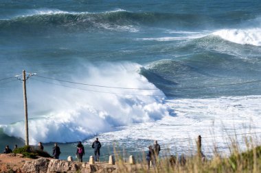 Nazare, Portekiz - 19 Ocak 2020: Büyük, dev dalgalar