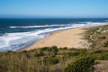 Praia do Norte plajı Nazare Portekiz 'de kış güneşinde