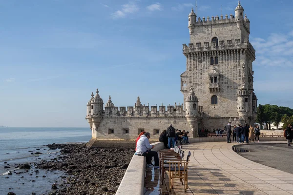Lisboa, Portugal - 17 de enero de 2020: Los turistas visitan la Torre de Belem , — Foto de Stock