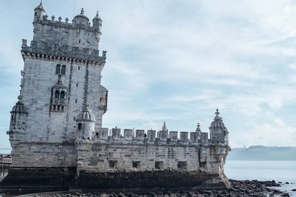 Belem Tower i Lisboa Portugal på en delvis overskyet vinterdag – stockfoto
