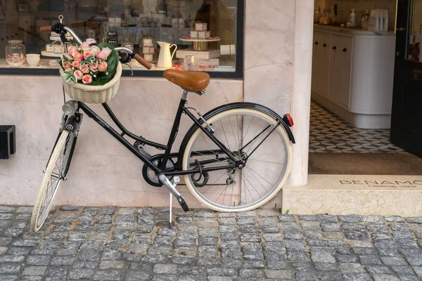 Lissabon, Portugal - 17 januari 2020: Söt cykel med rosa rosor i — Stockfoto