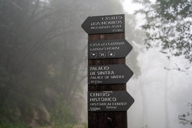 Sintra, Portekiz - 18 Ocak 2020: Turistlere doğrudan izin veren imza