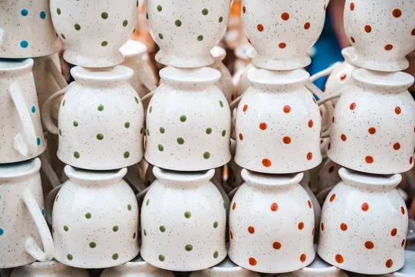 Witte polka dot gespikkelde theekopjes of koffiebekers te koop bij de — Stockfoto