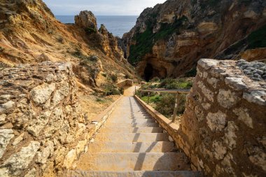 P 'deki deniz mağaralarını ve okyanusları keşfetmek için aşağıya doğru dik adımlar.