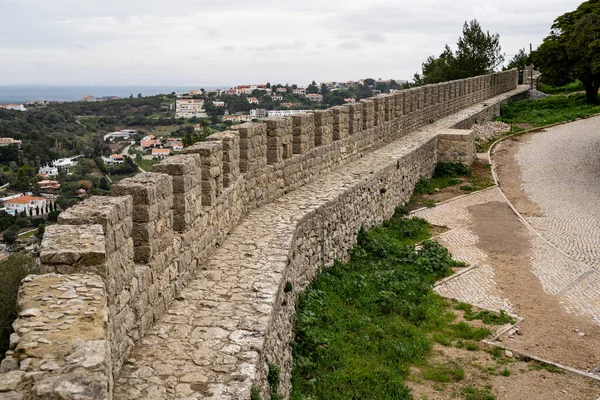 Murallas defensivas en el Castillo de Sesimbra en Portugal, con vistas — Foto de Stock