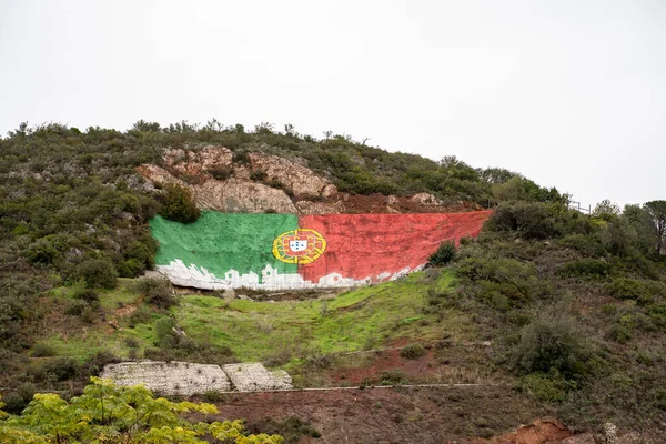 Alte, Portugal - 24 januari 2020: Iconische Portugese vlag geschilderd — Stockfoto