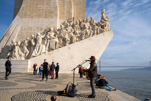 Lisboa, Portugal - 17 de enero de 2020: Street performer with a gui — Foto de Stock