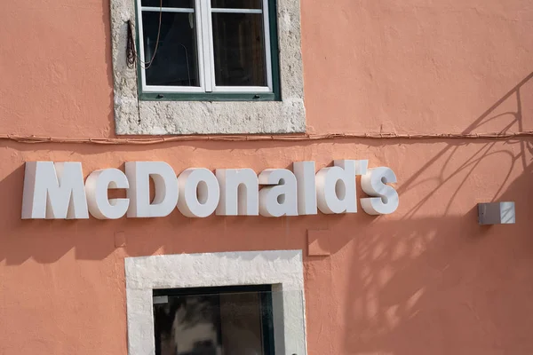 Lizbona, Portugalia - 17 stycznia 2020: Podpisz szybko kontrakt z McDonaldami — Zdjęcie stockowe