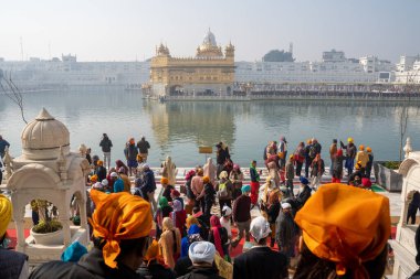 Amritsar Hindistan - 8 Şubat 2020: İnsanlar Şık 'a giriyor