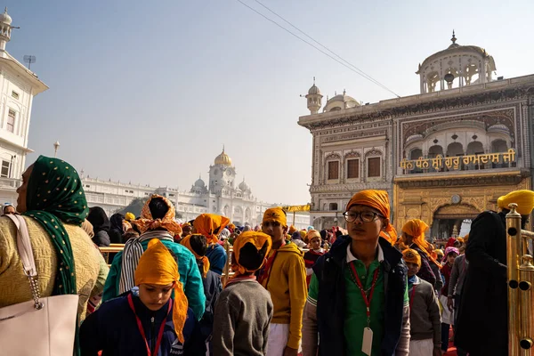 Amritsar India - 8 Şubat 2020: Kalabalık sıraya giriyor