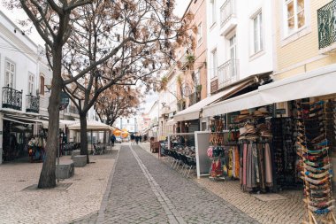 Lagos, Portekiz - 22 Ocak 2020: Renkli, dar kaldırımlar