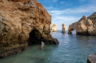 Algarve sahil şeridinin doğal kayalık oluşumları ve kemerleri 