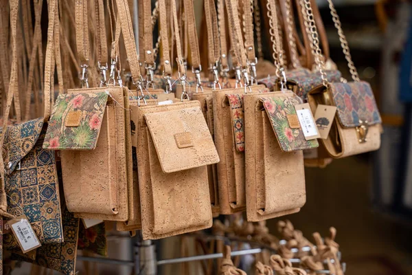 Lagos, Portugal - 22 januari 2020: Cork handtassen en portemonnees voor — Stockfoto