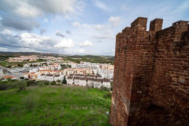 Silves Portgual 'ın çatılarına ve şehir manzarasına baktığımızda...