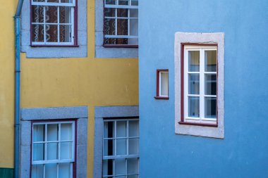 Por 'daki mavi ve sarı renkli bina duvarlarının soyut fotoğrafı