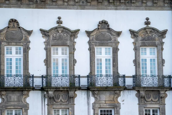 Edificio tradicional de Oporto Portugal exterior con ventanas o — Foto de Stock