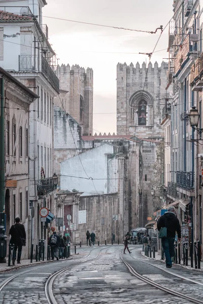 Lisboa, Portugal 17 de enero de 2020: Calle estrecha tradicional en Lisboa Portugal — Foto de Stock