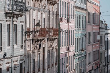 Alfama dağıtımında çok renkli ön cephe binaları sıralansın