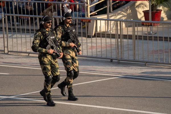 Attari, Inde - 8 février 2020 : La Force de sécurité frontalière indienne marche vers la frontière pakistanaise — Photo