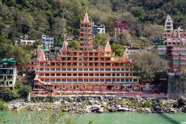 Rishikesh, Hindistan - 22 Şubat 2020: Himalayalar 'ın eteklerindeki Ganj nehri kıyısındaki Tera Manzil Tapınağı
