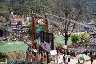 Rishikesh, Hindistan - 22 Şubat 2020: Ünlü Laxman Jhula yaya köprüsü