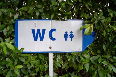 Erkekler ve kadınlar için mavi ve beyaz olarak WC (su dolabı veya toliet) imzası