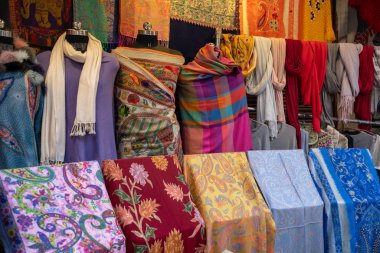 Renkli tasarımlarıyla Rishikesh Hindistan 'da bir pazarda satılık eşarplar.