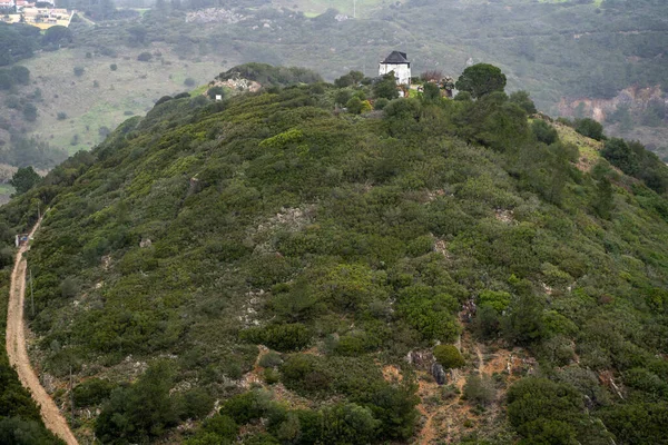 Daleki Widok Stary Wiatrak Położony Wzgórzu Sesimbra Portugalii Bardzo Mglisty — Zdjęcie stockowe
