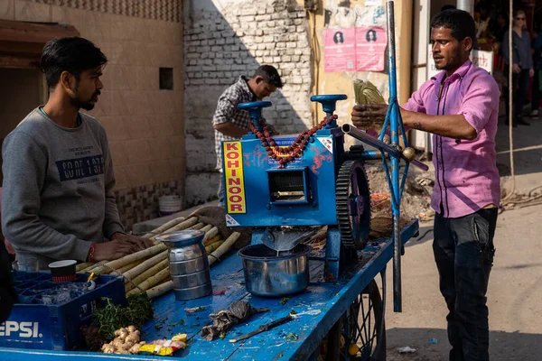 Rishikesh India Febrero 2020 Jóvenes Indios Preparan Jugo Caña Azúcar — Foto de Stock