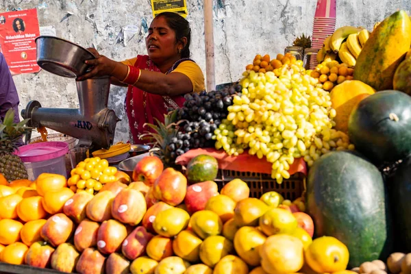 Rishikesh India Febrero 2020 Mujer India Prepara Jugo Frutas Frescas — Foto de Stock