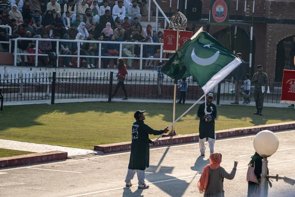 Wagah Pakistan Février 2020 Deux Hommes Pakistanais Agitent Des Drapeaux — Photo