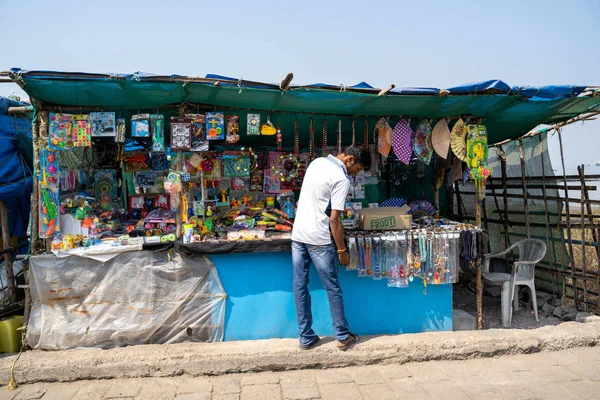 Mumbai India Marzo 2020 Hombre Instala Stand Mercado Isla Elephanta — Foto de Stock