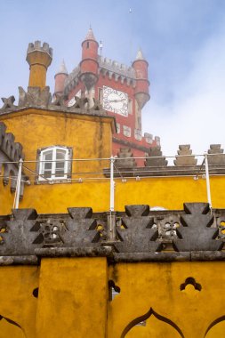 Sintra, Portekiz - 18 Ocak 2020: Mavi gökyüzü Pena Sarayı 'nda bir kış günü sisi aşmaya çalışıyor