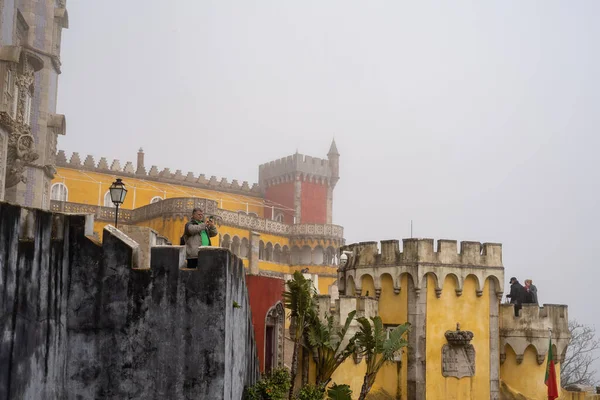 Sintra Πορτογαλία Ιανουαρίου 2020 Τουρίστας Φαίνεται Απογοητεύεται Από Την Ομιχλώδη — Φωτογραφία Αρχείου