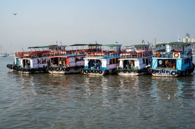 Mumbai, Hindistan - 1 Mart 2020: Hindistan Kapısı yakınlarındaki Elephata Mağaraları ve Adalarına turist götürmek için bekleyen feribot kuyruğu