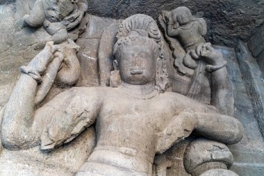 Hindistan 'ın Gharapuri Adası' ndaki Mumbai (Bombay) Fil Mağarası 'ndaki bir mağarada oyulmuş antik Shiva heykeli..