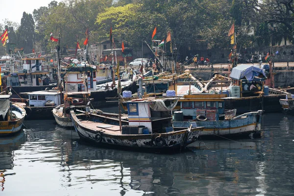 インド ムンバイ 2020年2月29日 サソン ドックの港に座っている漁船の眺め — ストック写真