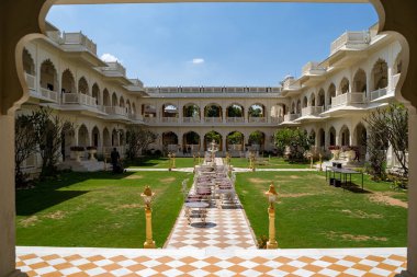 Sawai Madhopur, Hindistan - 7 Mart 2020: Anuraga Sarayı, Lüks Tatil Köyü ve Spa 'daki avlu meydanı