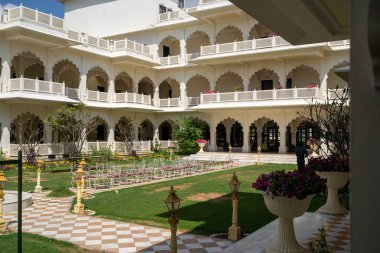 Sawai Madhopur, Hindistan - 7 Mart 2020: Anuraga Sarayı, Lüks Tatil Köyü ve Spa 'daki avlu meydanı