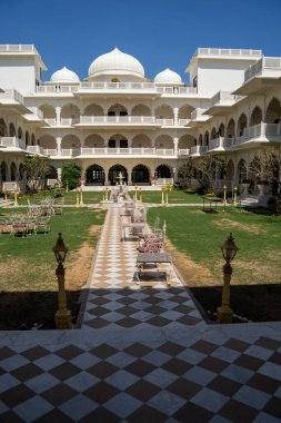 Sawai Madhopur, Hindistan - 7 Mart 2020: Anuraga Sarayı, Lüks Resort ve Spa 'daki avlu manzarası ve kemer yolu