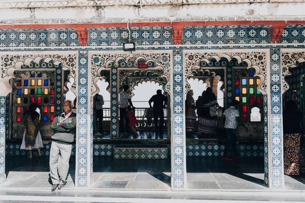 Udaipur India Marzo 2020 Multitud Turistas Edificio Del Palacio Ciudad — Foto de Stock