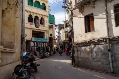 Udaipur, Hindistan - 14 Mart 2020: Udaipur 'un dar sokakları, bir sürü dükkan ve restoran