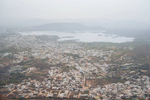 ウダイプルのモンスーン宮殿からの非常にかすんで汚染された空中都市景観 インド — ストック写真